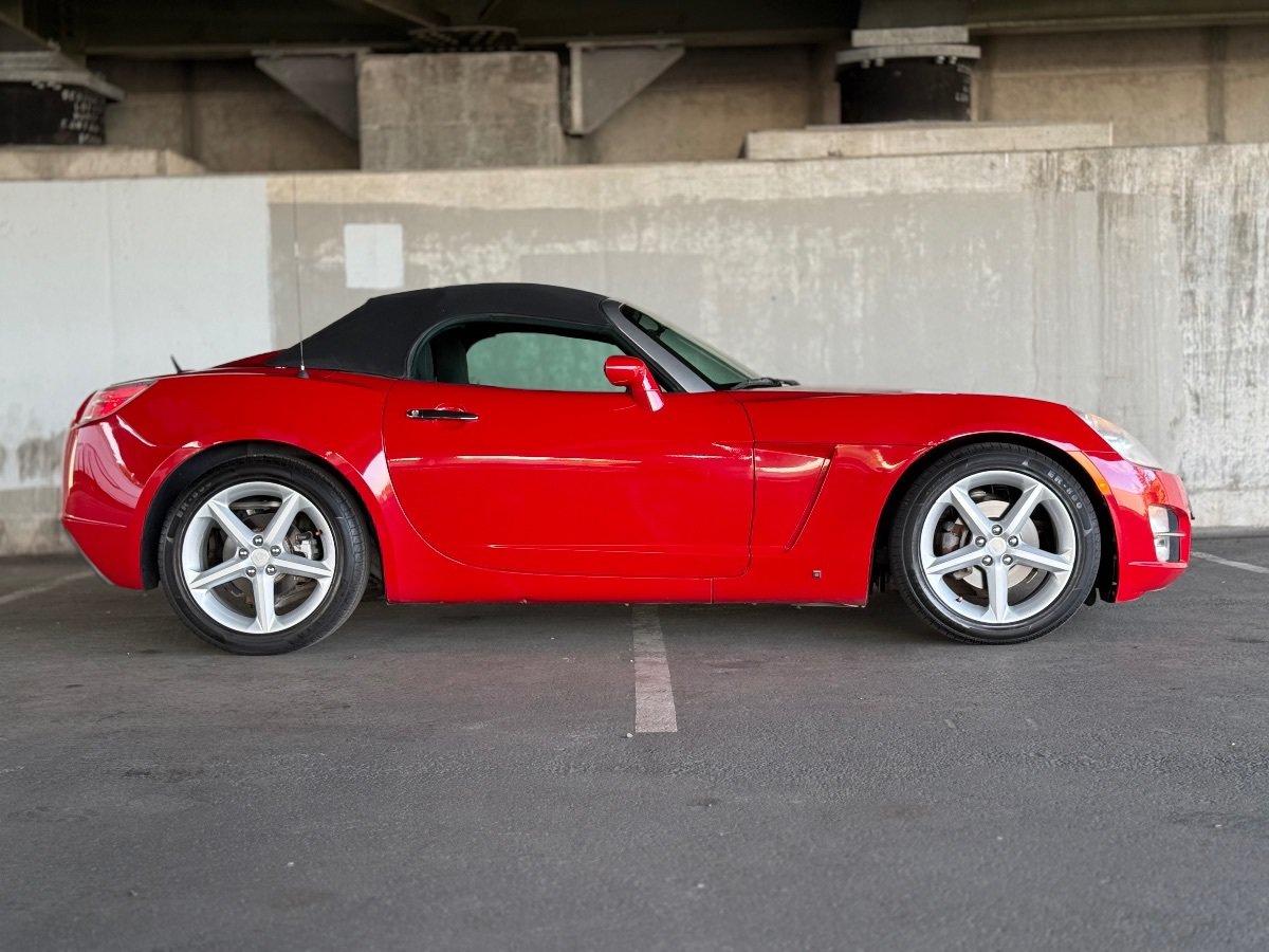 Used 2007 Saturn Sky RWD image 2