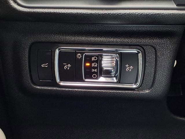 Certified 2024 Lincoln Corsair FWD w/ Rear Removable Package Tray image 17