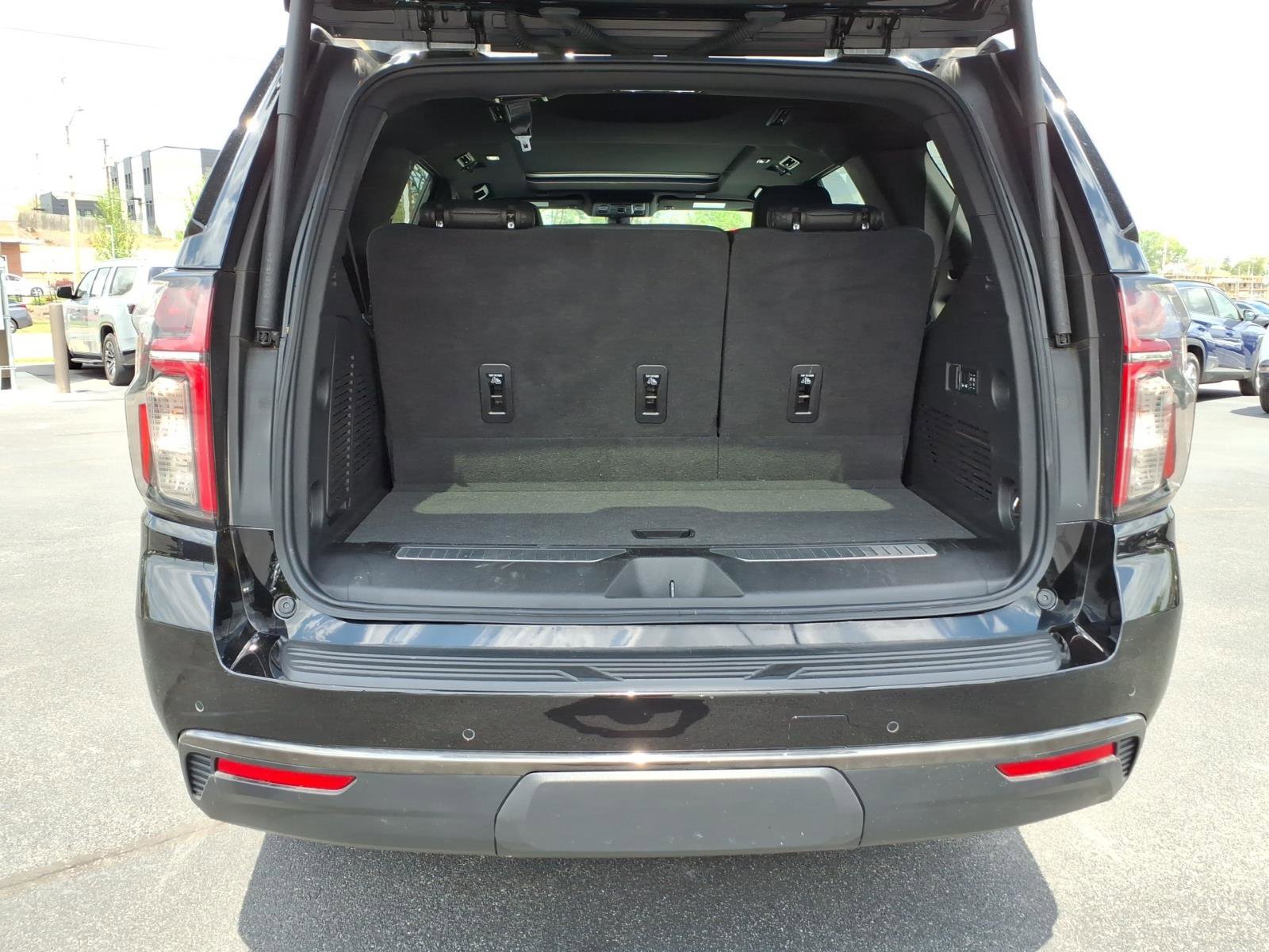 Used 2022 Chevrolet Tahoe Z71 w/ Luxury Package AWD/4WD image 9