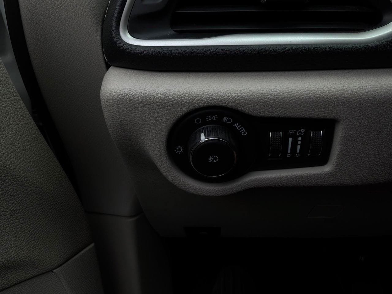 Used 2023 Chrysler Pacifica Touring-L FWD image 28
