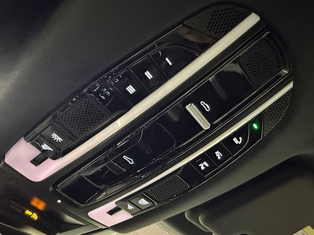 Used 2022 Porsche Cayenne Platinum Edition image 37
