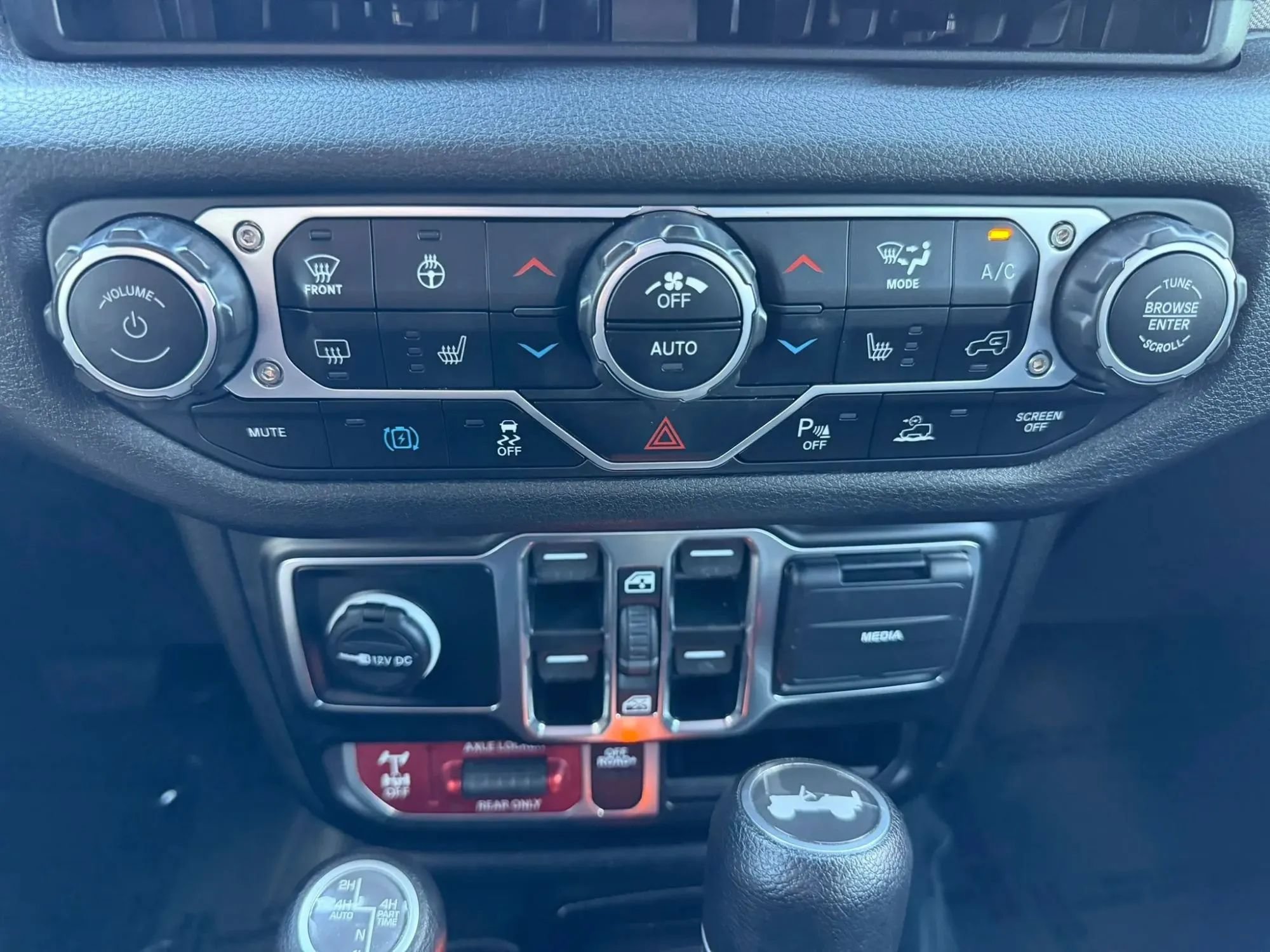 Used 2024 Jeep Wrangler Unlimited AWD/4WD image 27