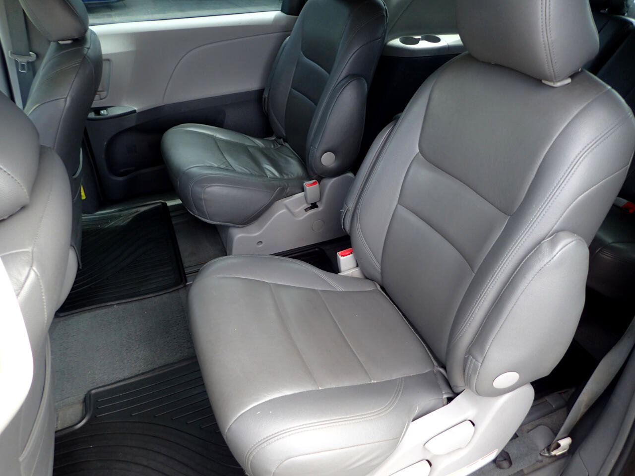 Used 2015 Toyota Sienna L FWD image 10