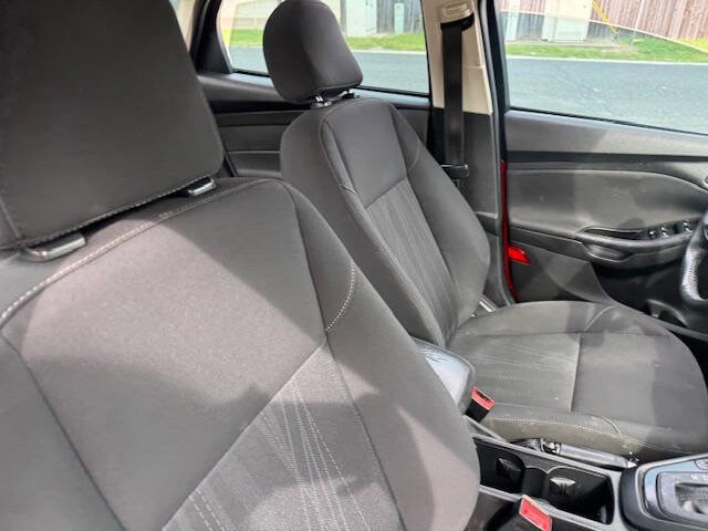 Used 2015 Ford Focus SE w/ SE Sport Package image 19