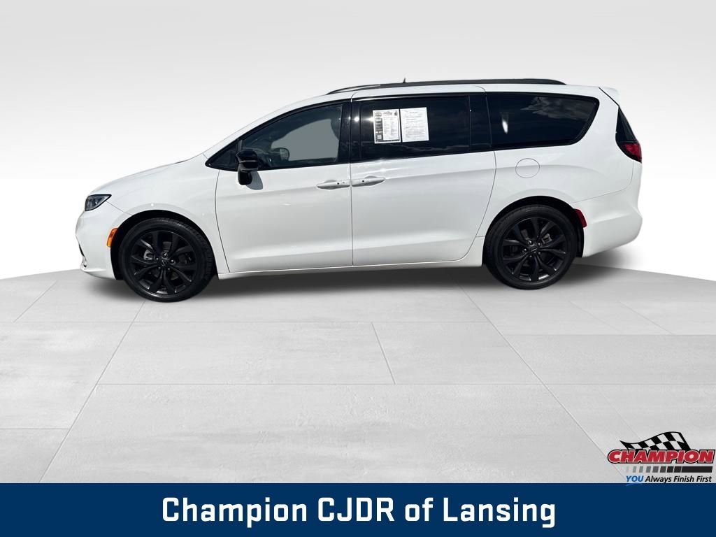 Used 2025 Chrysler Pacifica Limited FWD image 2