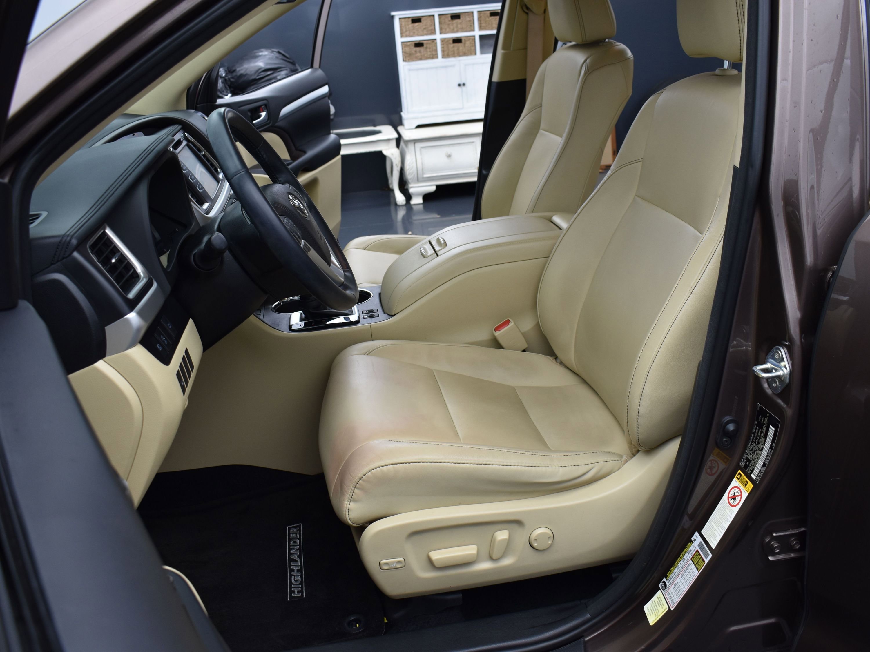 Used 2018 Toyota Highlander XLE image 23