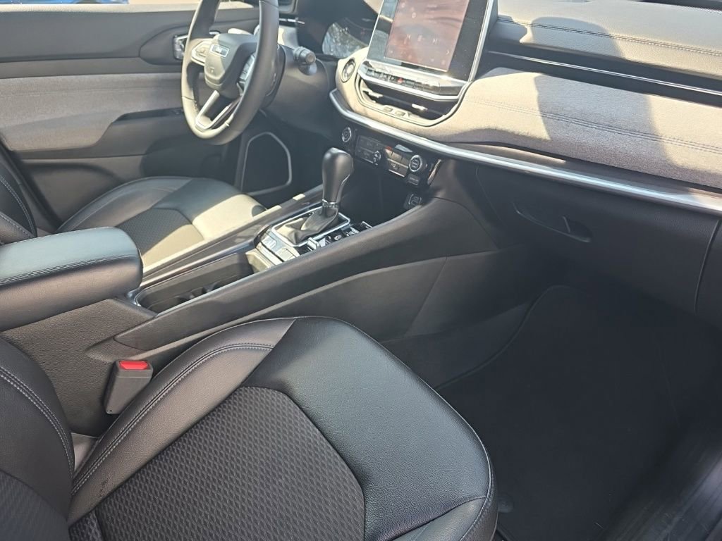 Used 2025 Jeep Compass Latitude image 14