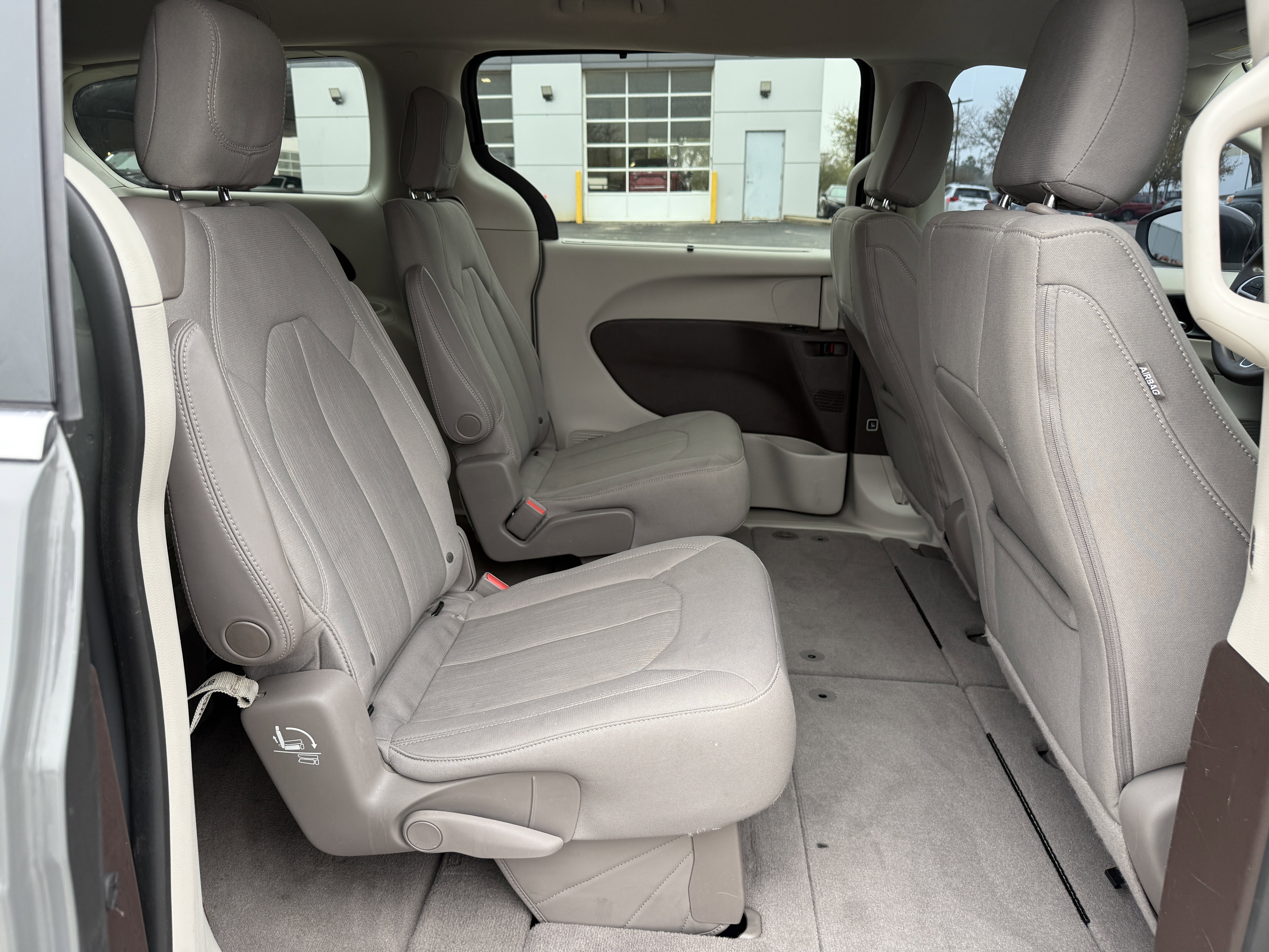 Used 2021 Chrysler Pacifica Touring image 31