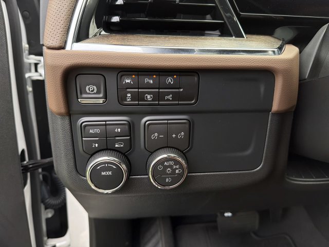 Used 2025 Chevrolet Tahoe High Country AWD/4WD image 17
