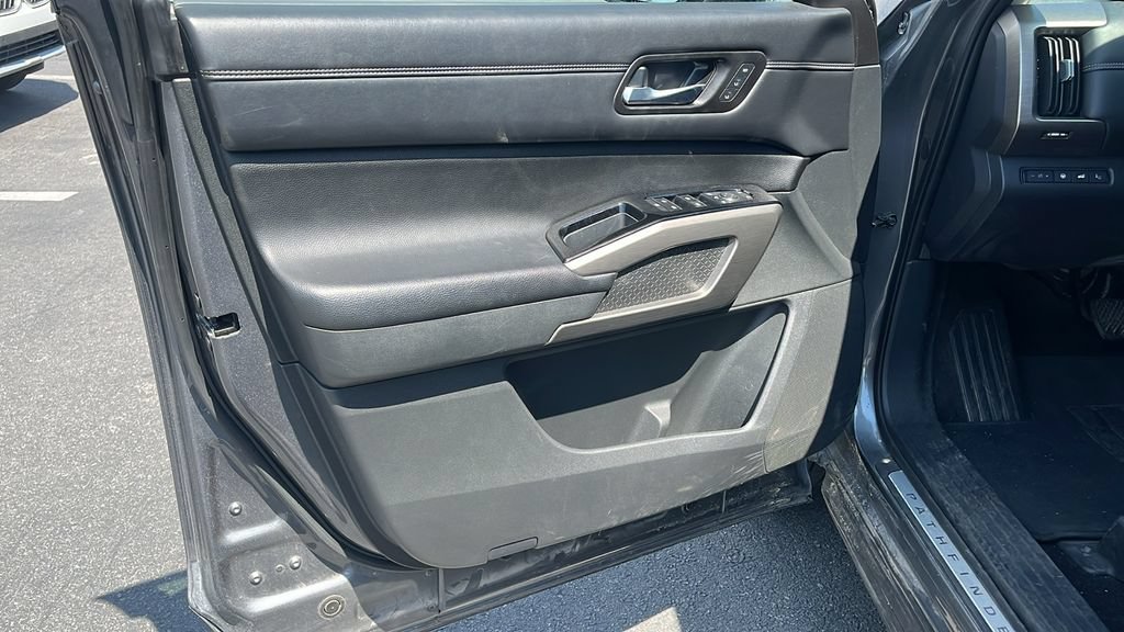 Used 2023 Nissan Pathfinder Platinum AWD/4WD image 9