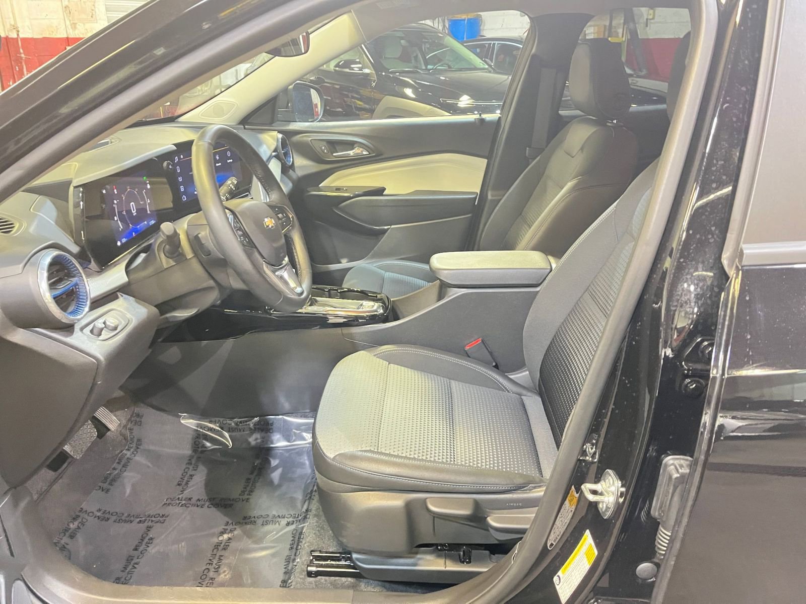 Used 2025 Chevrolet Trax LT w/ LT Convenience Package image 25