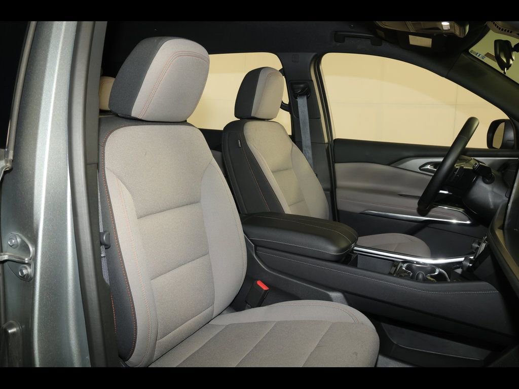 Used 2025 Chevrolet Traverse LT FWD image 29