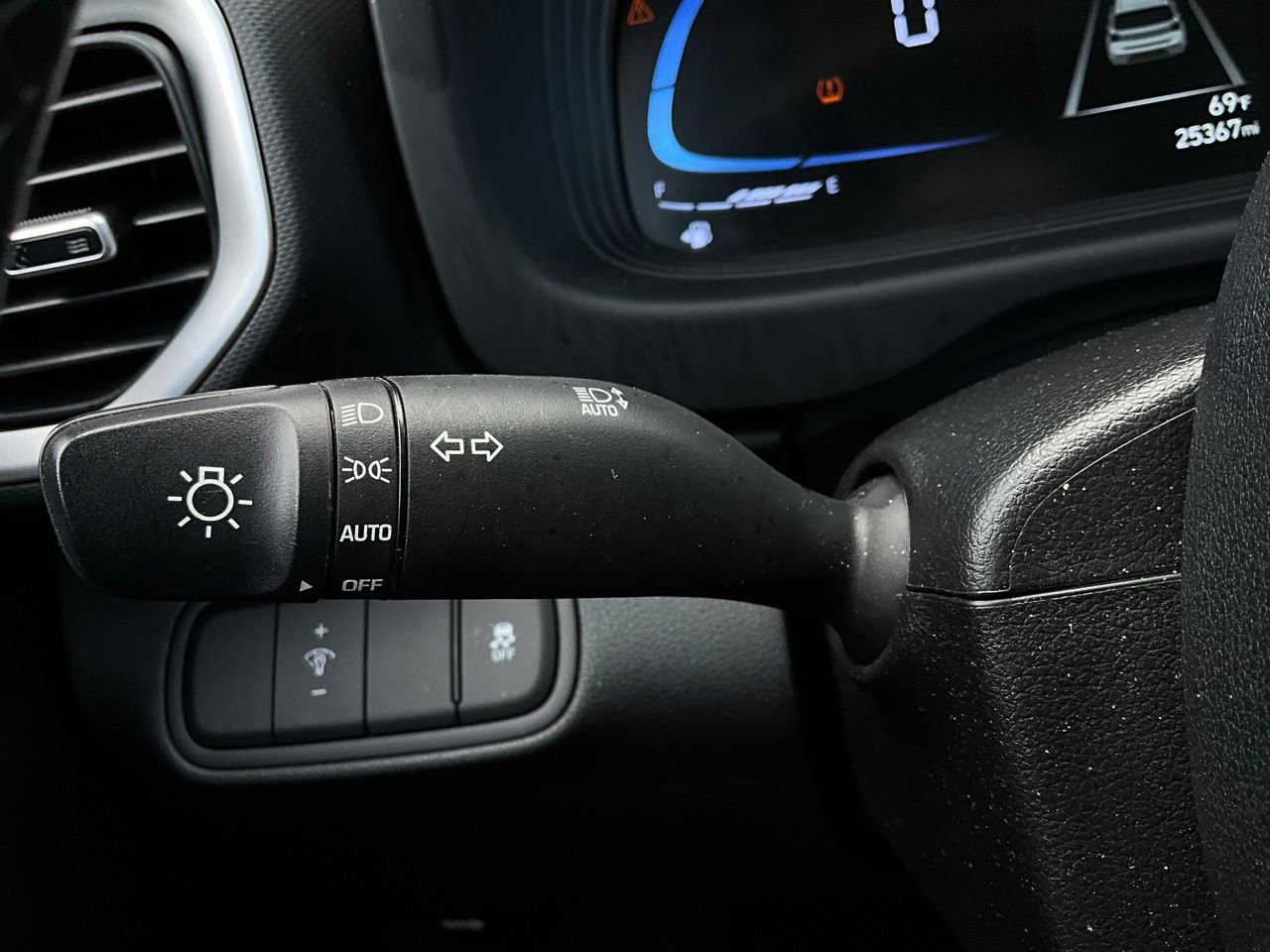 Used 2025 Hyundai Venue SEL image 36