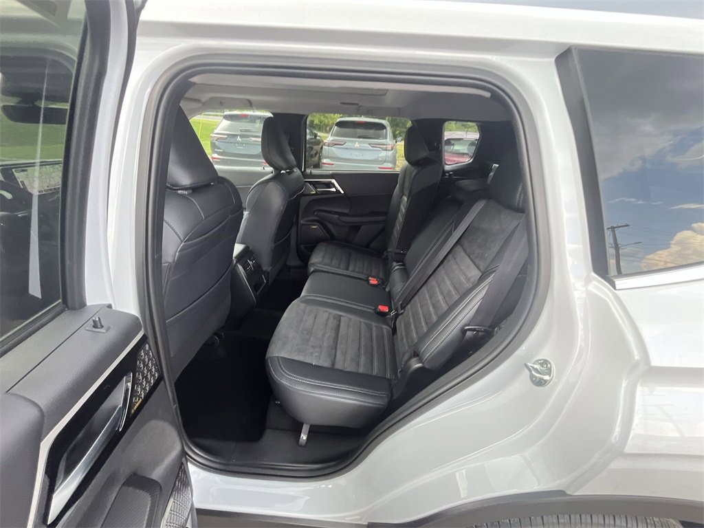 New 2025 Mitsubishi Outlander SE image 23