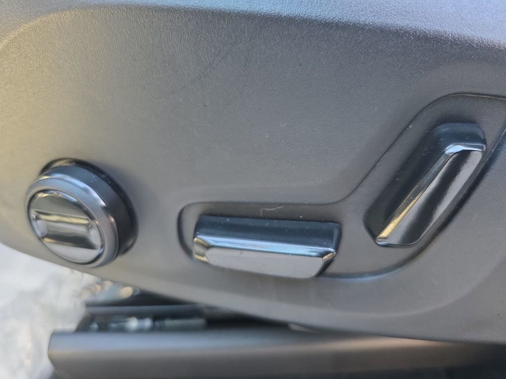 Certified 2025 Volvo XC90 B6 Plus image 41