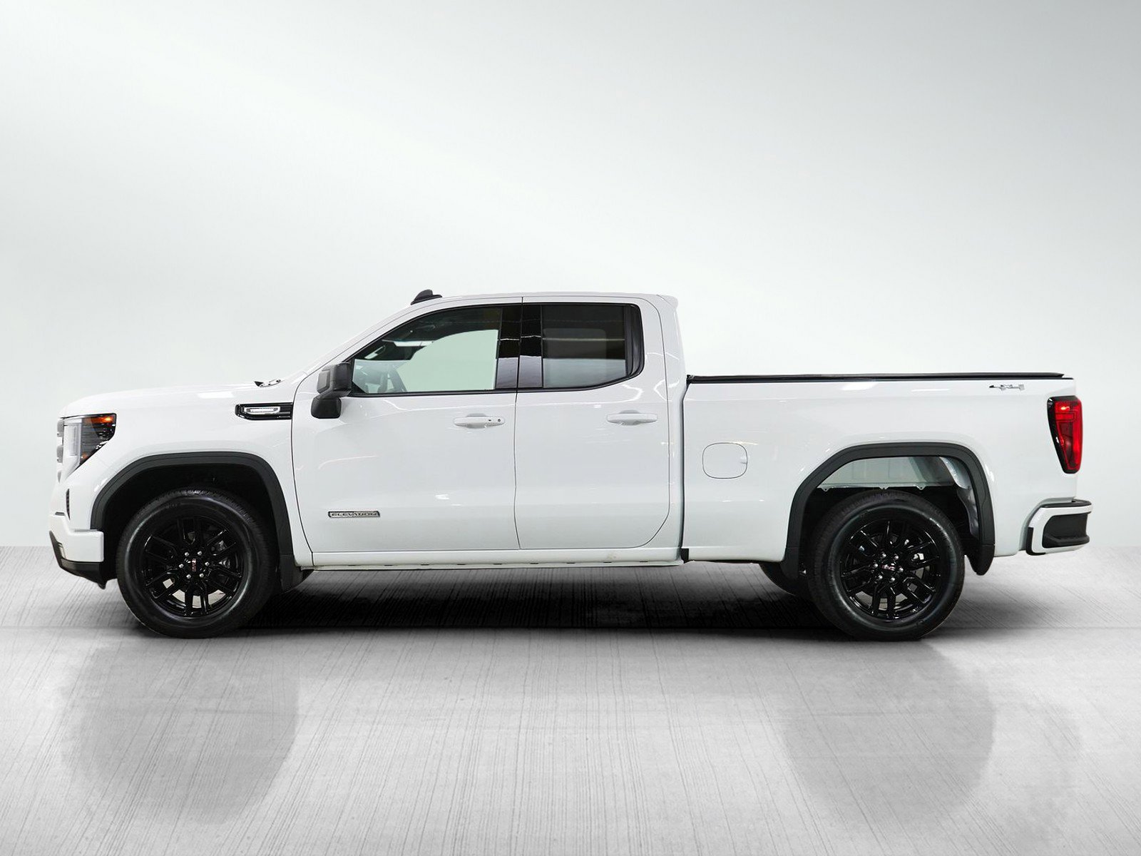 Used 2025 GMC Sierra 1500 Elevation AWD/4WD image 2
