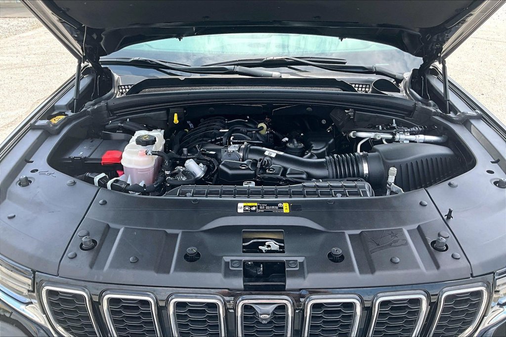 Used 2023 Jeep Grand Cherokee Limited w/ Luxury Tech Group II RWD image 28