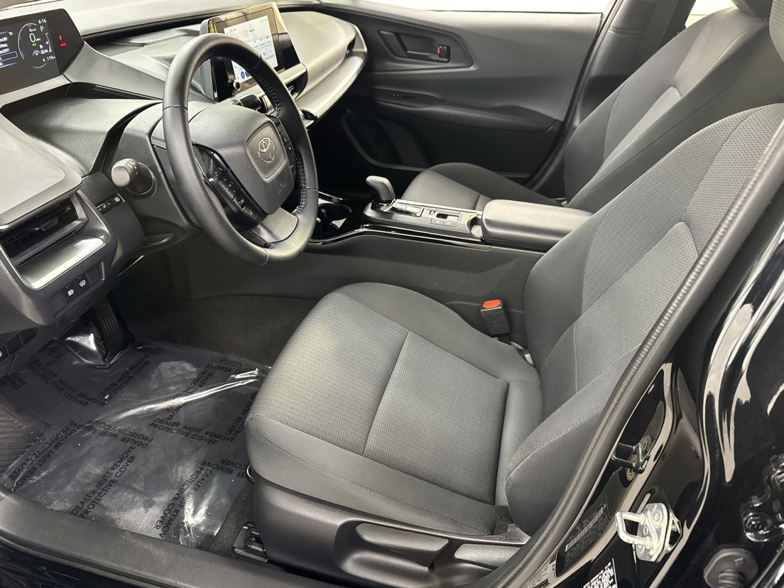 Used 2025 Toyota Prius LE image 2