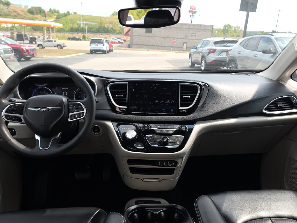 Used 2023 Chrysler Pacifica Touring-L FWD image 28