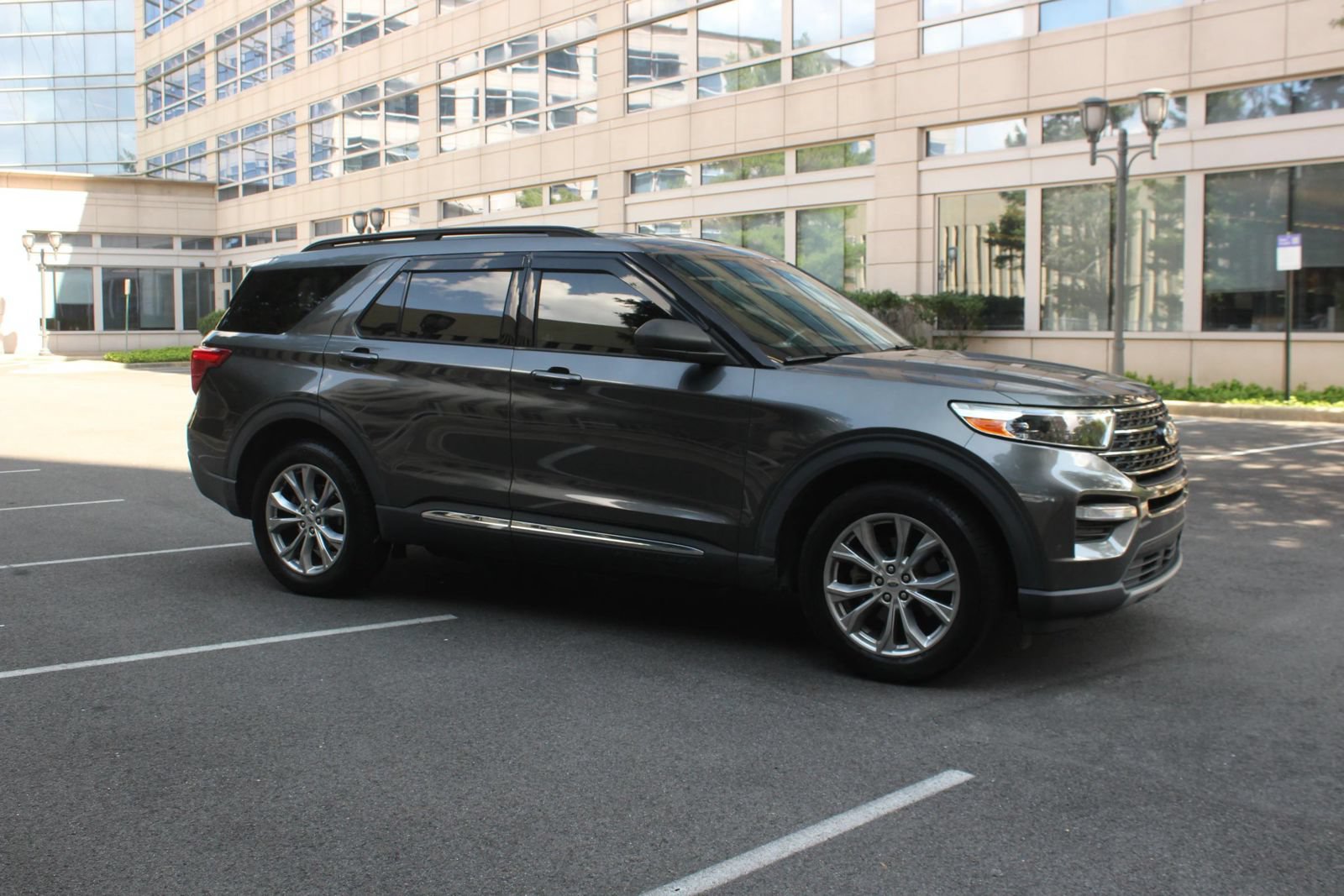 Used 2020 Ford Explorer XLT w/ Equipment Group 202A AWD/4WD image 2