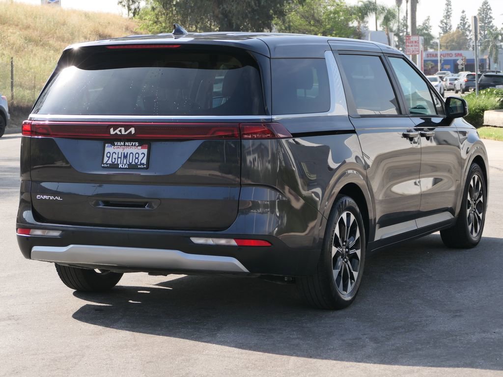 Used 2024 Kia Carnival EX image 2