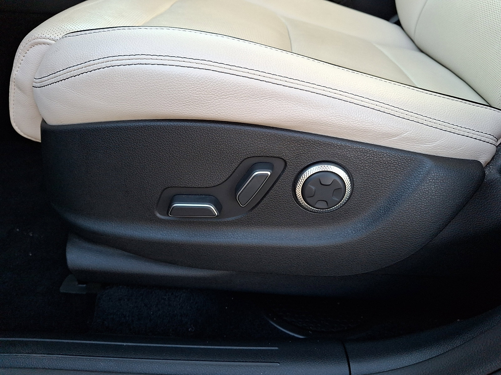 Certified 2022 Genesis GV70 2.5T w/ Advanced Package image 15