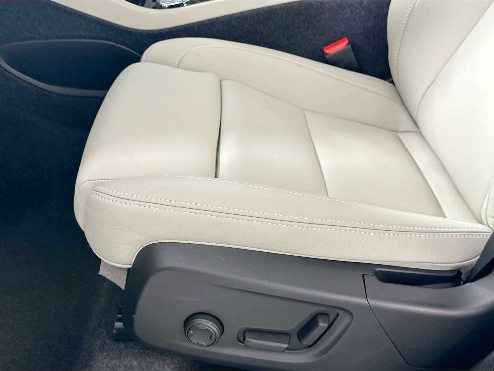 New 2026 Volvo XC40 B5 Ultra w/ Climate Package image 17