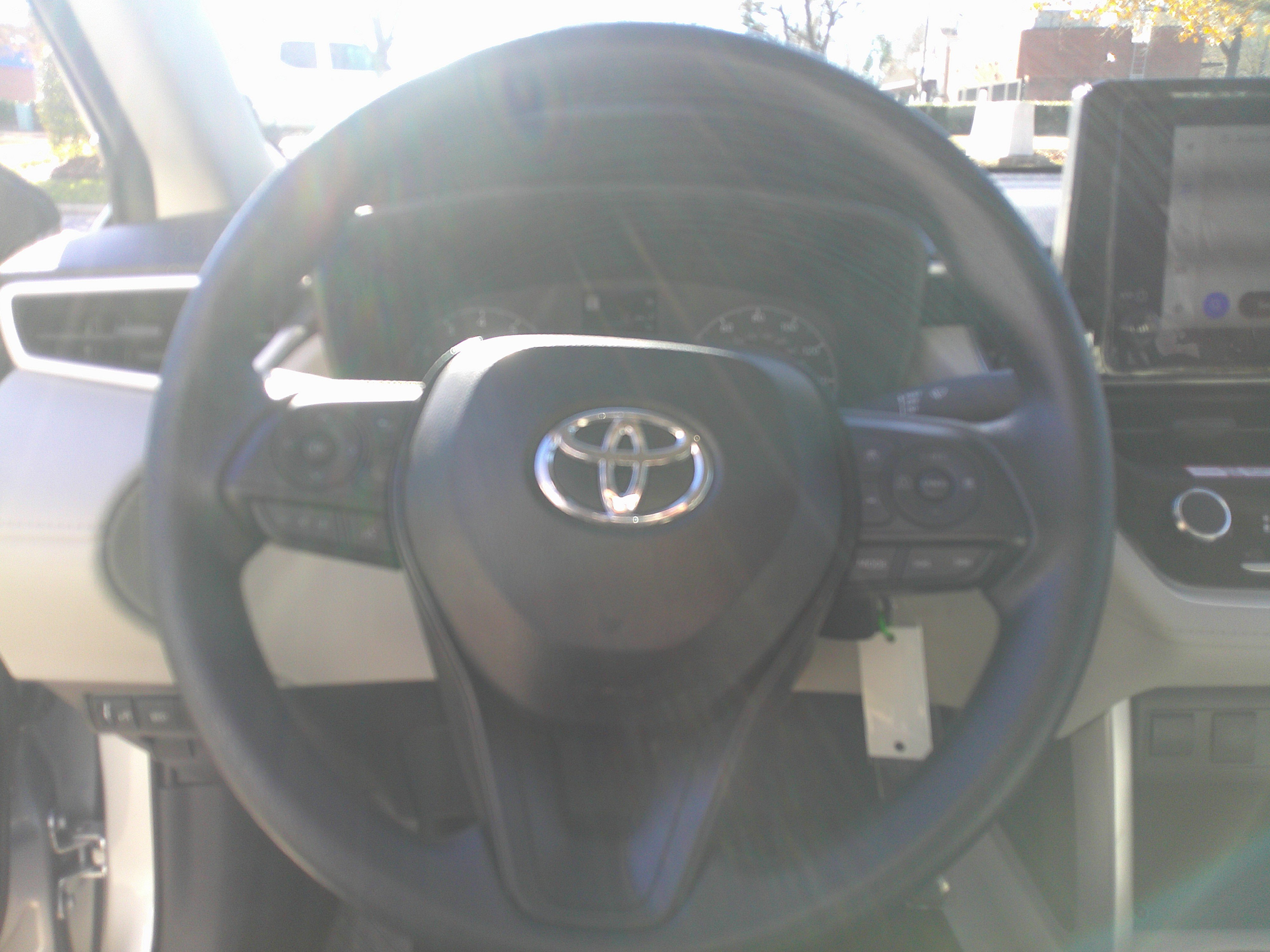 Used 2025 Toyota Corolla Cross L image 19