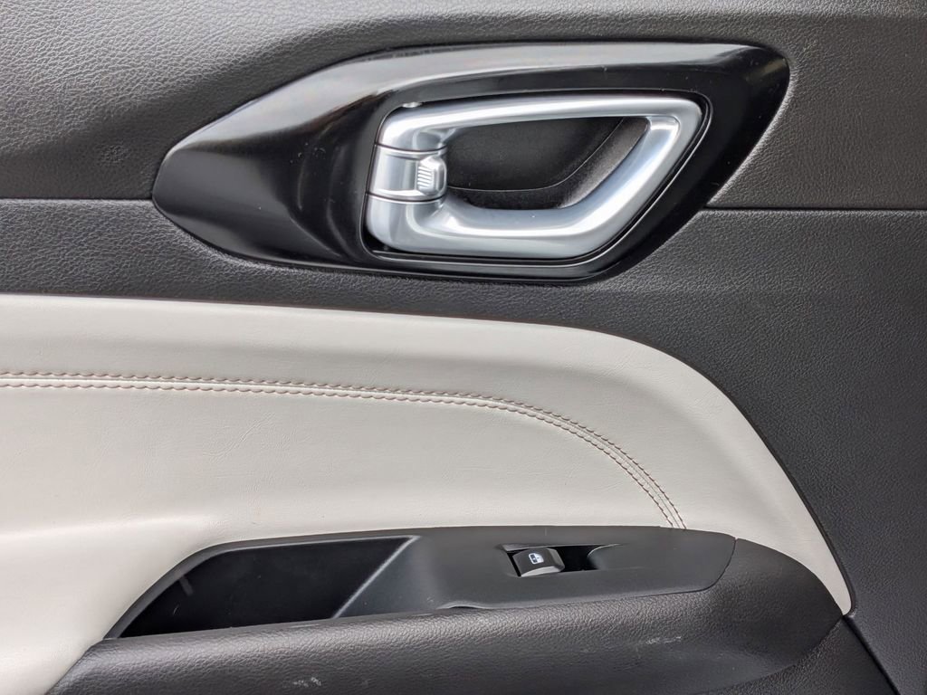 Used 2025 Jeep Compass Limited image 26