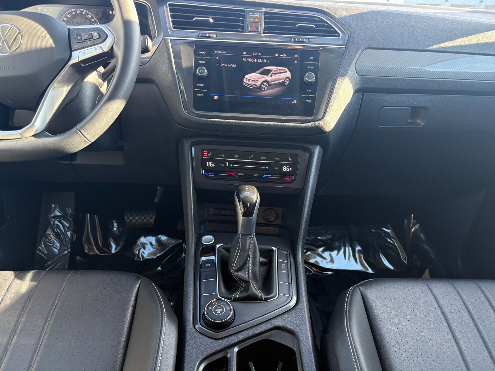 Certified 2024 Volkswagen Tiguan SE w/ Panoramic Sunroof Package image 4