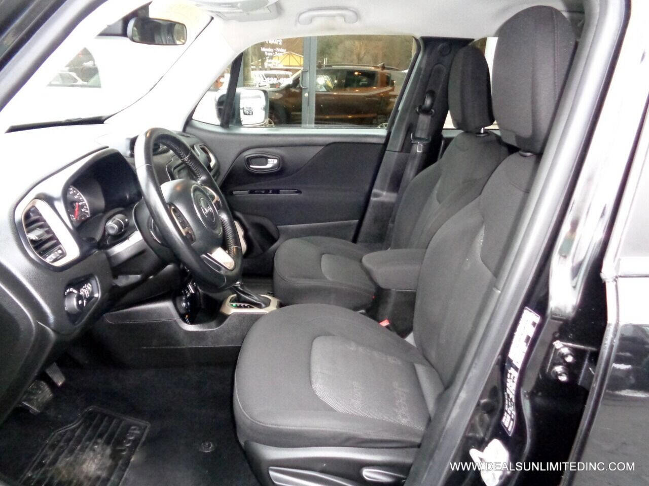 Used 2015 Jeep Renegade Latitude image 10