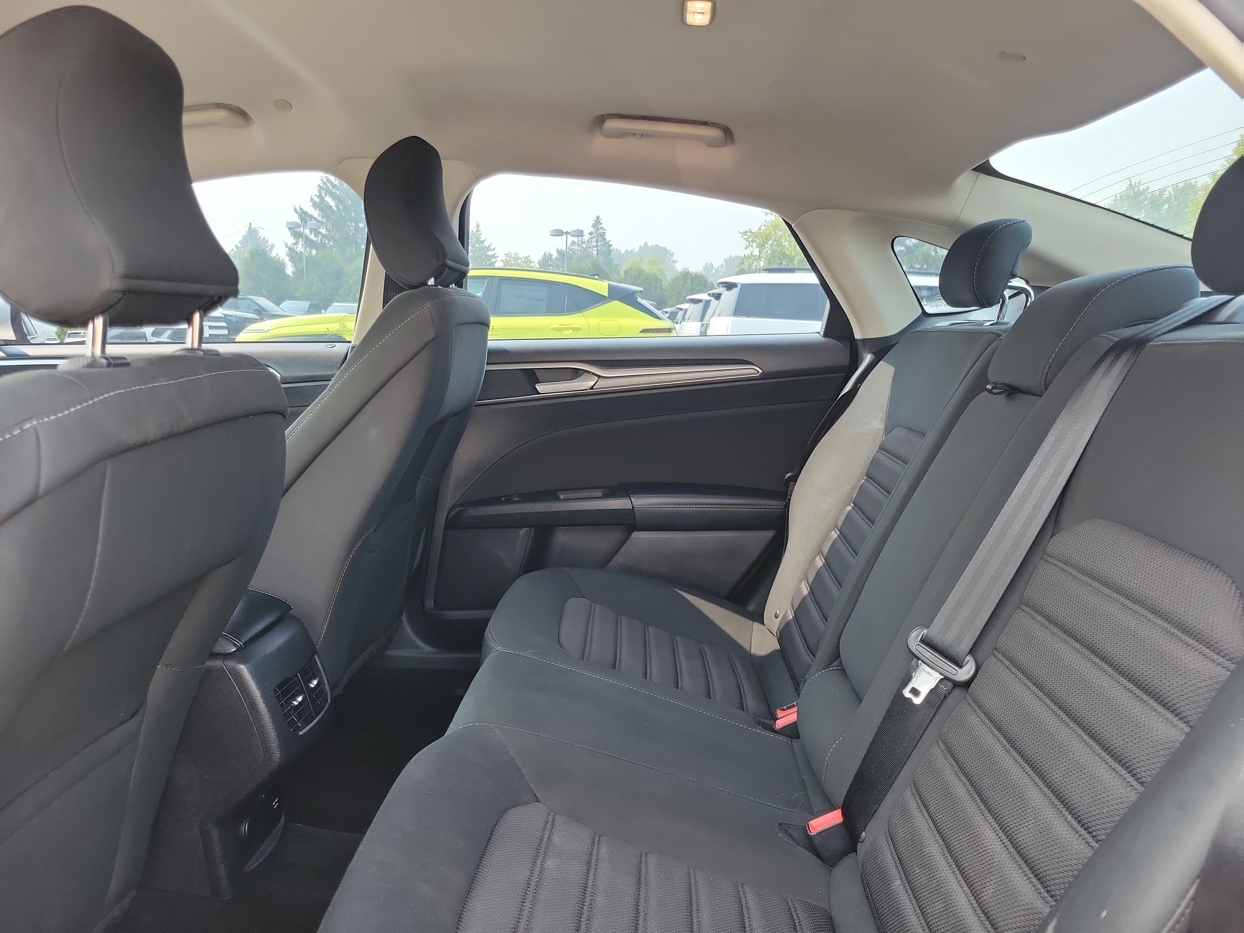 Used 2018 Ford Fusion SE FWD image 11