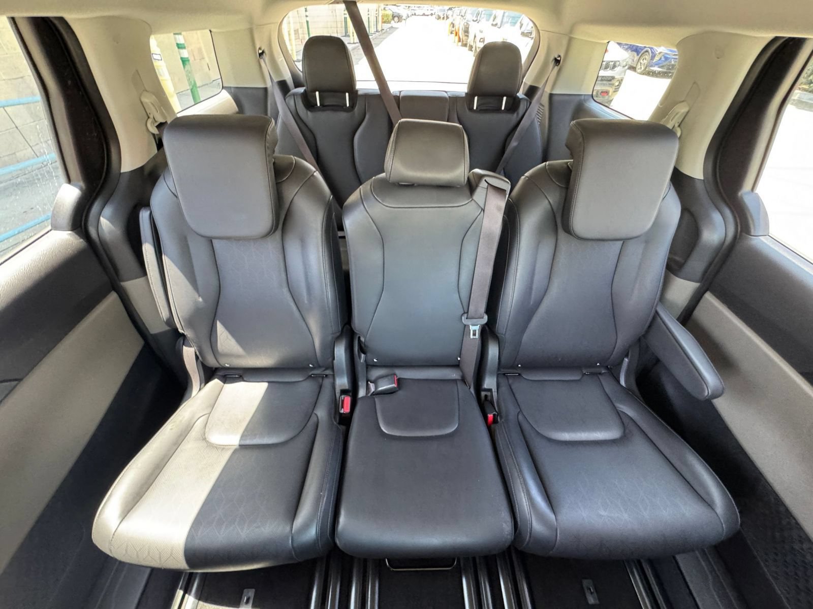 Used 2026 Kia Carnival FWD image 40