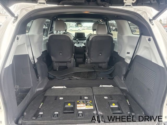 Used 2021 Toyota Sienna Limited image 18