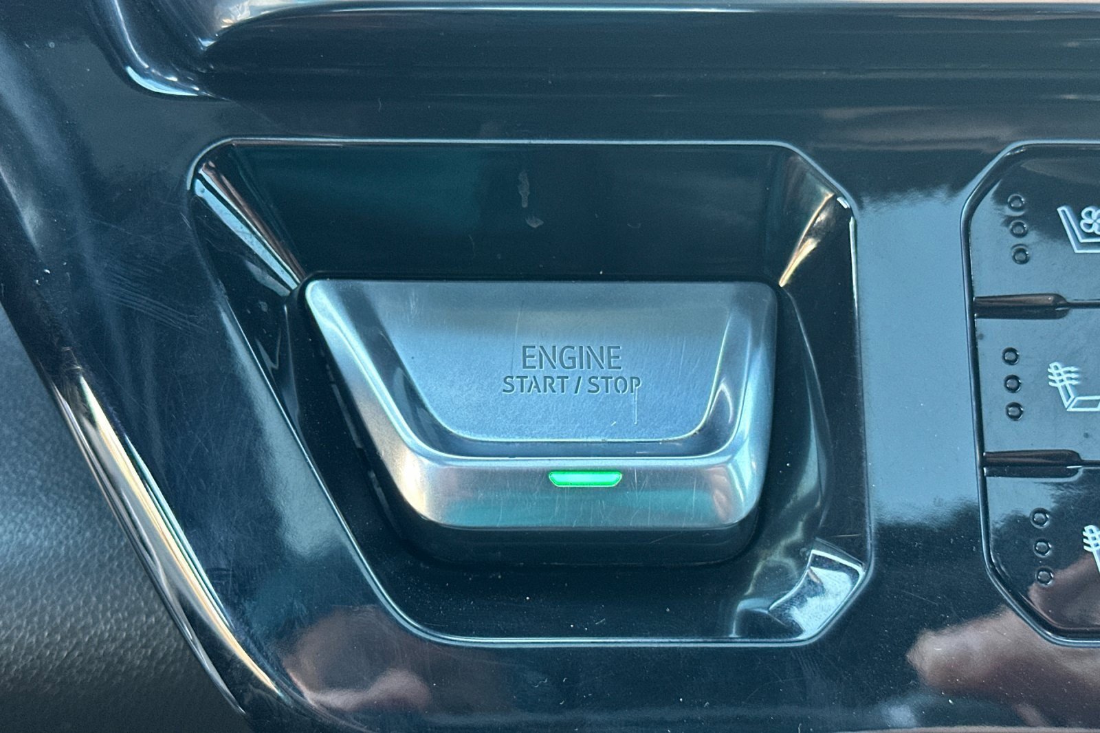 Used 2024 GMC Sierra 3500 Denali w/ Denali Reserve Package image 33