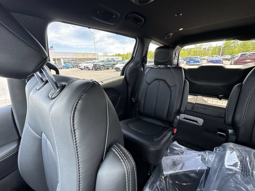 New 2027 Chrysler Pacifica Select AWD/4WD image 12