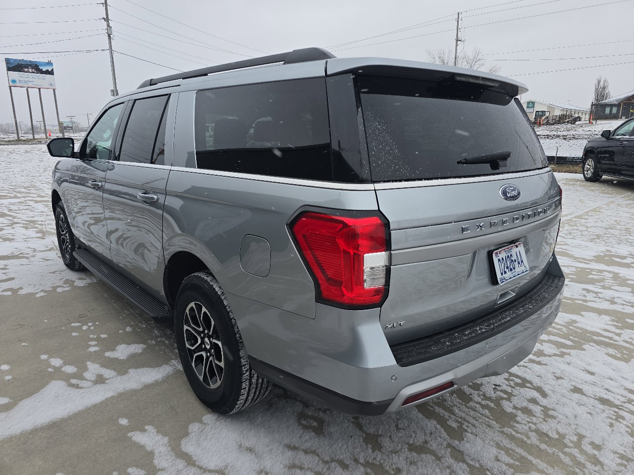 Used 2024 Ford Expedition Max XLT image 3