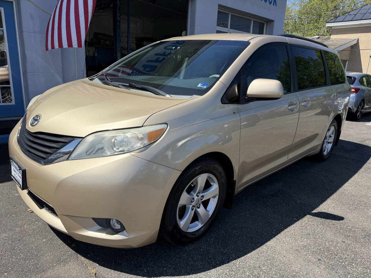 Used 2012 Toyota Sienna LE FWD image 4
