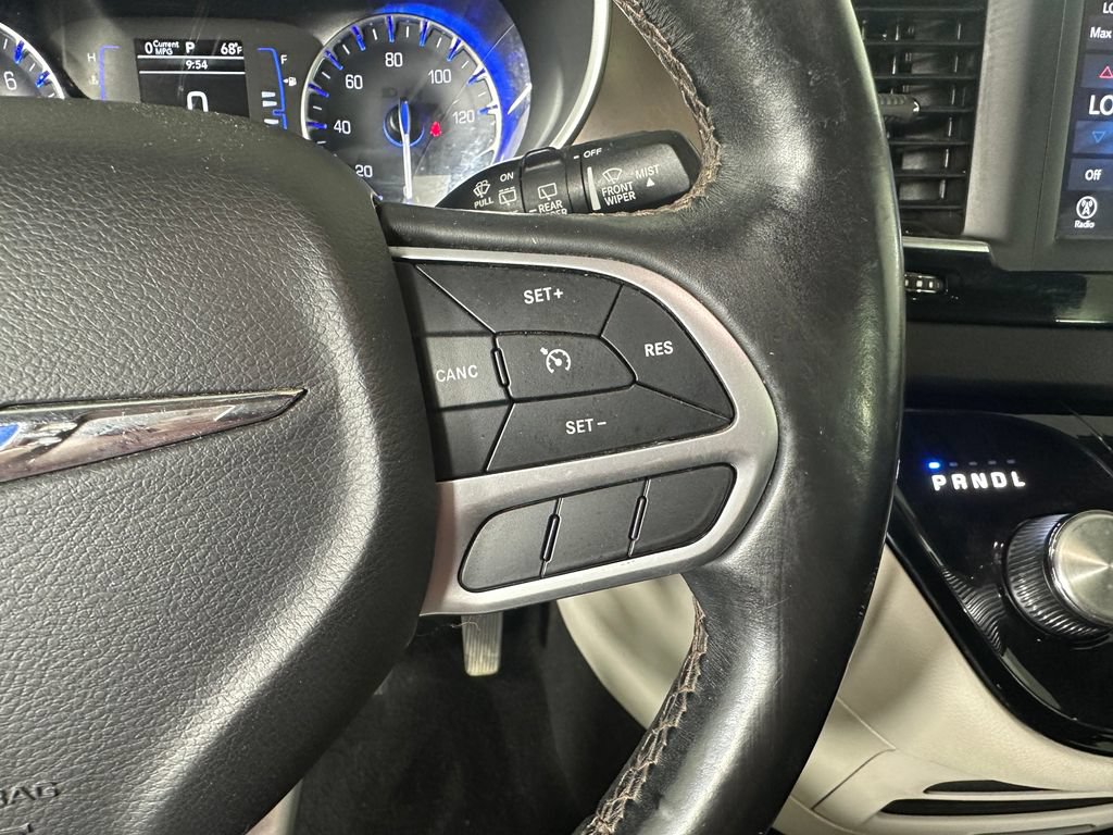 Used 2018 Chrysler Pacifica Touring-L FWD image 12