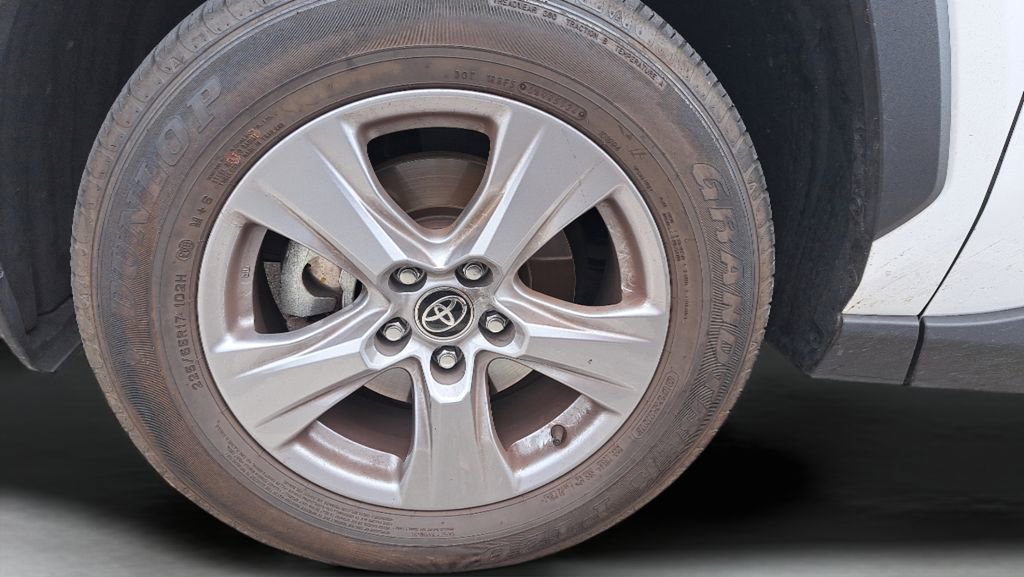 Used 2025 Toyota RAV4 XLE w/ Convenience Package image 7