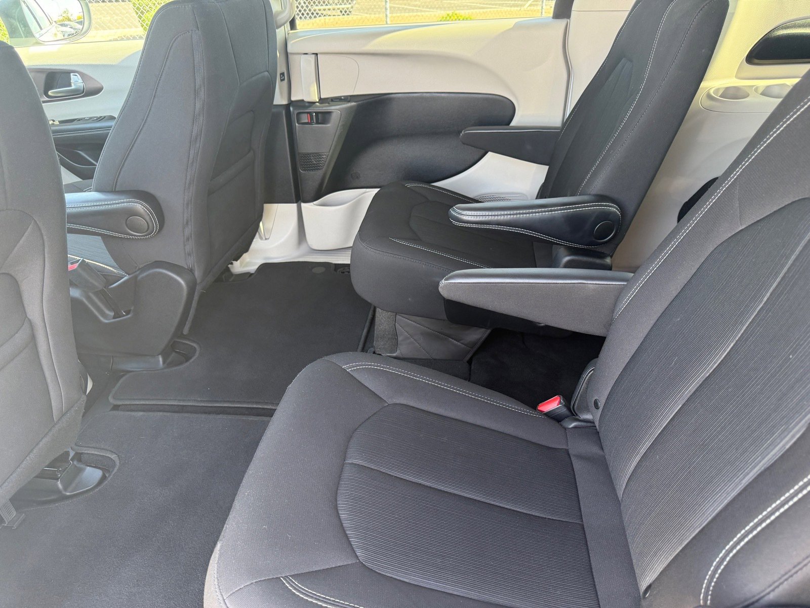 Used 2022 Chrysler Voyager LX image 25