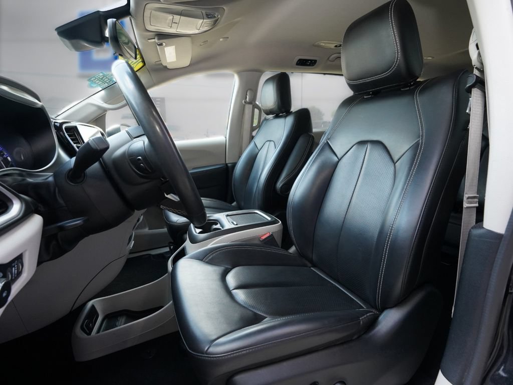 Used 2023 Chrysler Pacifica Touring-L FWD image 12