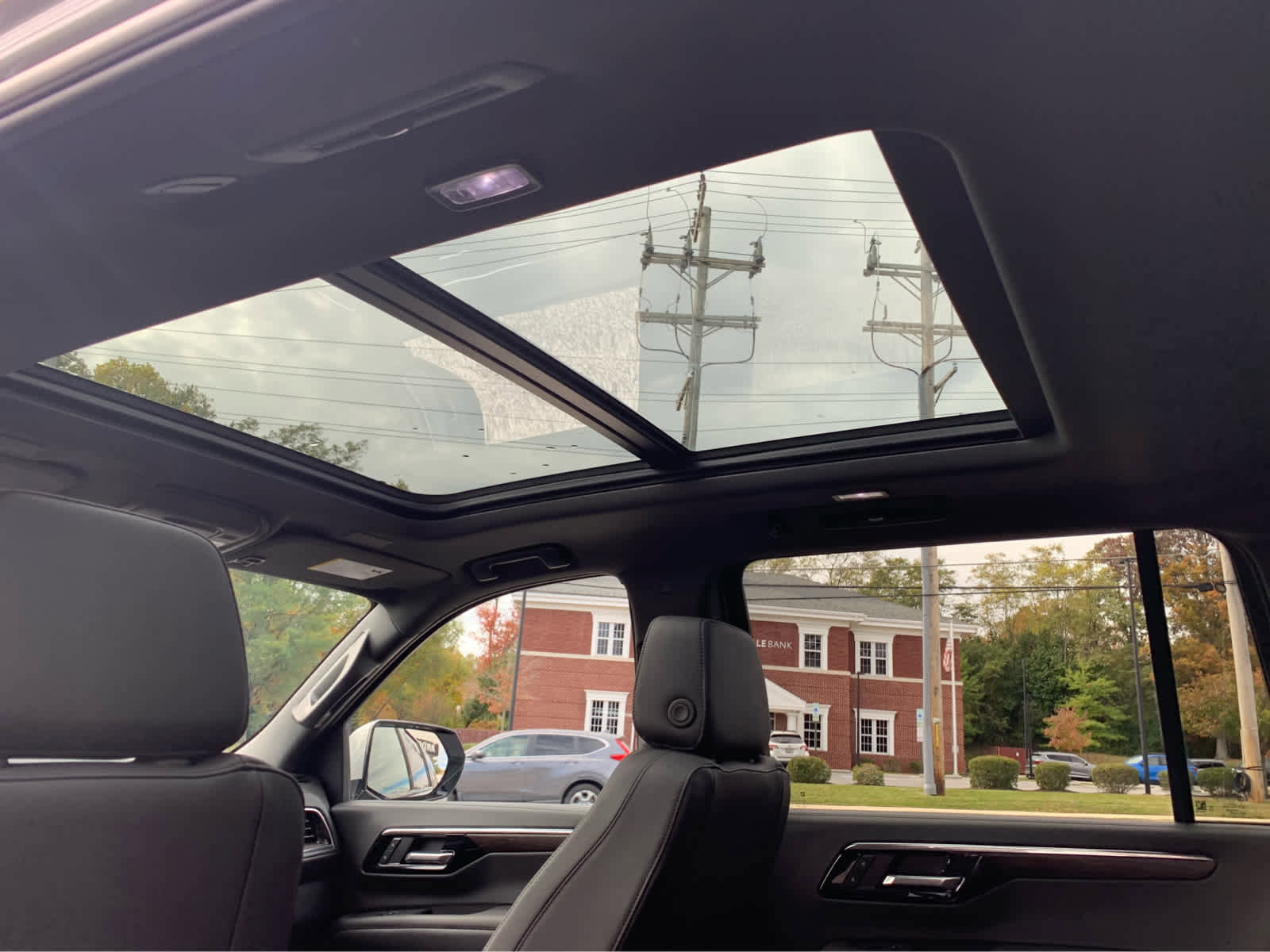 Used 2025 Chevrolet Suburban Z71 image 28