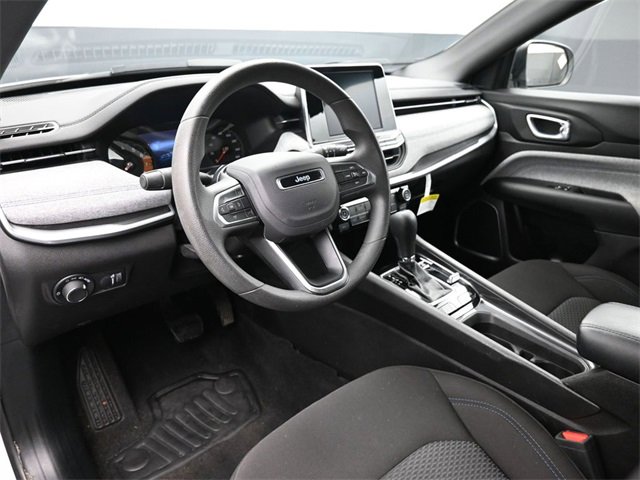 Used 2025 Jeep Compass Sport image 13