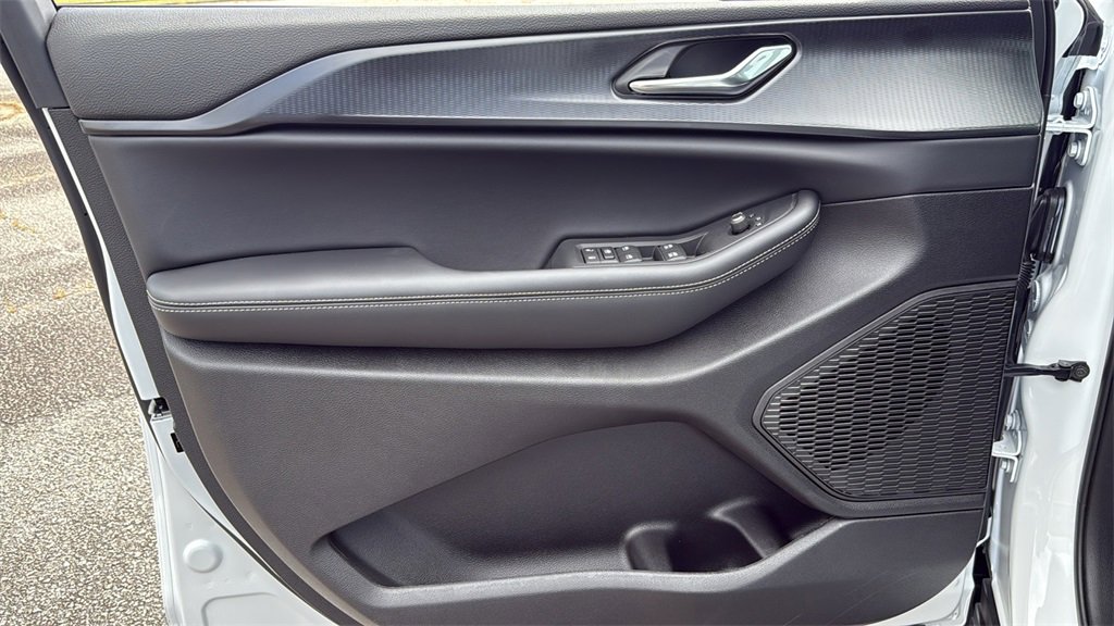 New 2025 Jeep Grand Cherokee L Laredo image 17