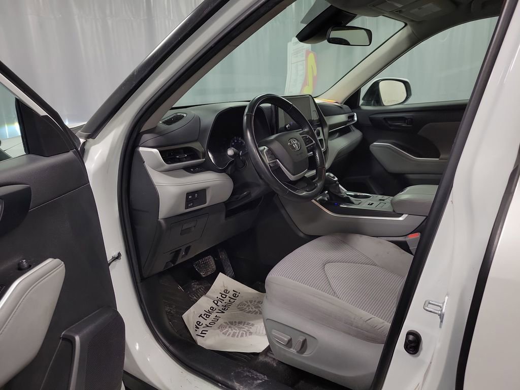 Used 2023 Toyota Highlander LE AWD/4WD image 12