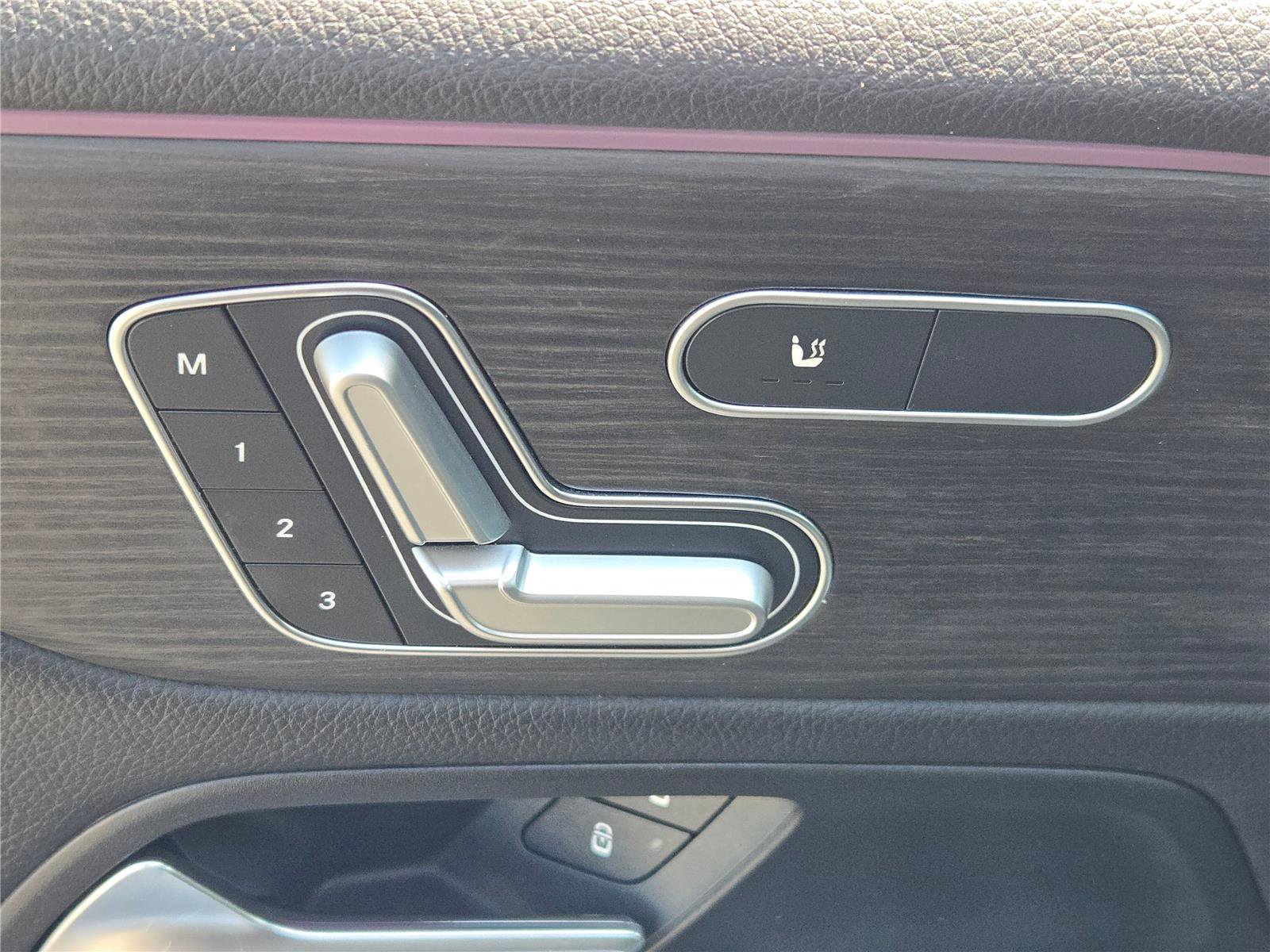 Used 2023 Mercedes-Benz GLB 250 4MATIC w/ Premium Package image 25