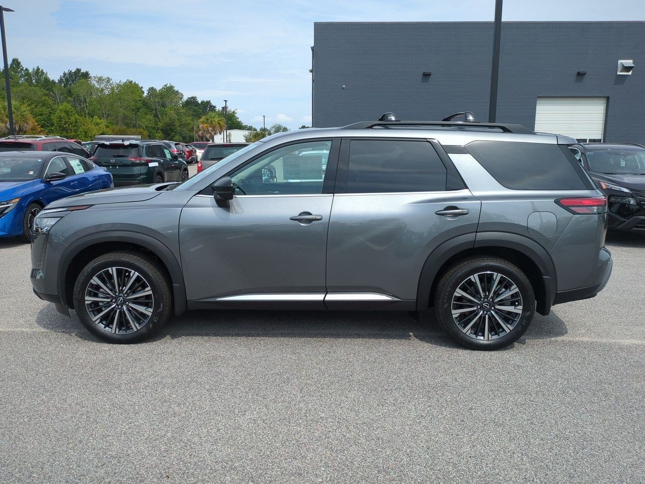 New 2026 Nissan Pathfinder Platinum w/ Accent Package FWD image 7