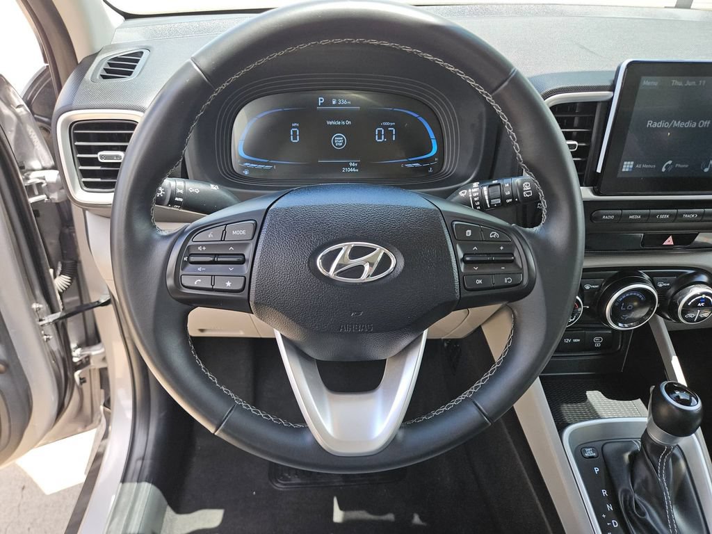 Used 2025 Hyundai Venue SEL FWD image 18