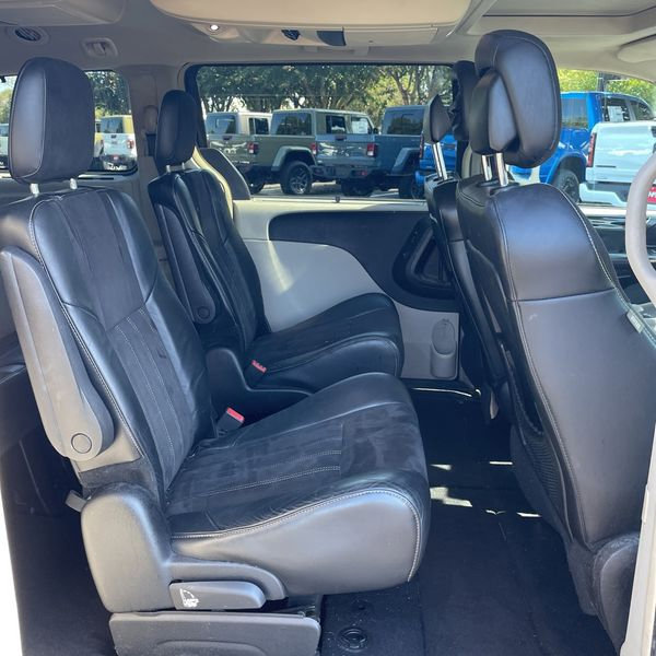 Used 2015 Chrysler Town & Country Limited image 24